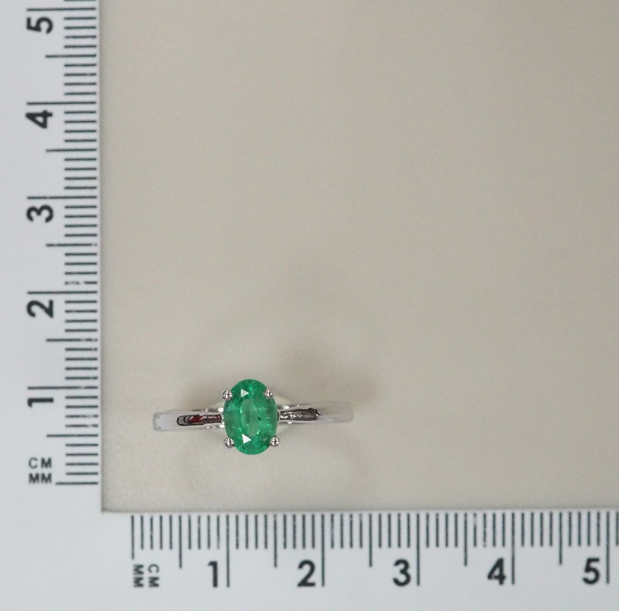 Серебряное кольцо с изумрудом